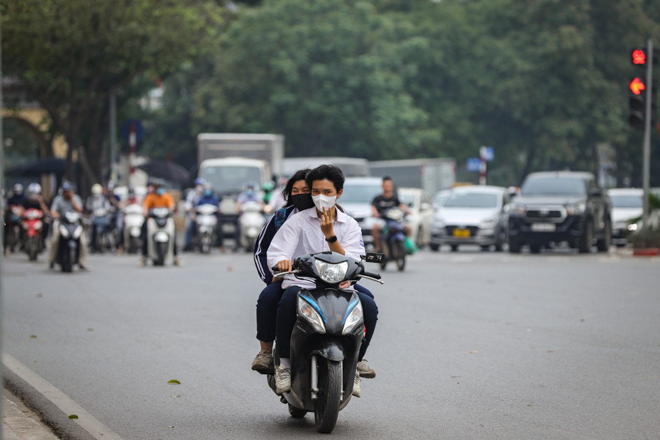 Những người cố tình không chấp hành Luật giao thông đường bộ phần lớn là thanh niên. (Ảnh: Hoài Nam/Vietnam+)