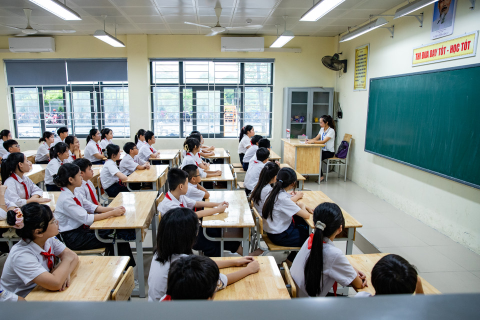 Cô và trò cùng hân hoan trong ngày tựu trường chuẩn bị cho năm học mới. (Ảnh: Hoài Nam/Vietnam+)