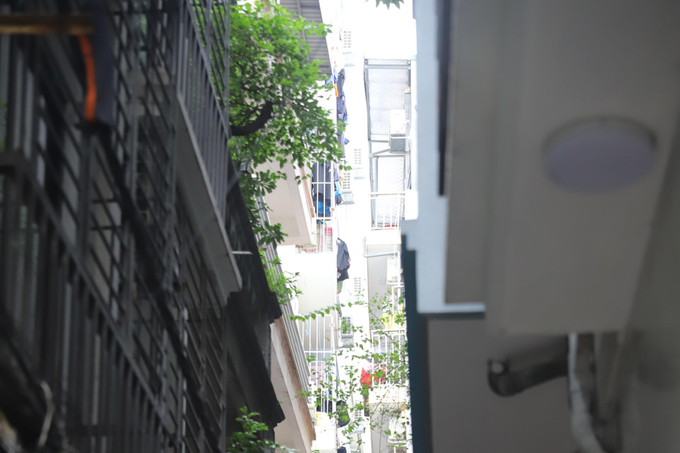 Điều này vô tình đẩy người thuê, mua nhà vào thế khó, vì nếu không may xảy ra hỏa hoạn, sẽ rất khó có thể tìm lối thoát. Chưa kể, ngõ nhỏ, ngách sâu cũng khiến công tác chữa cháy gặp nhiều khó khăn. (Ảnh: Hoài Nam/Vietnam+)