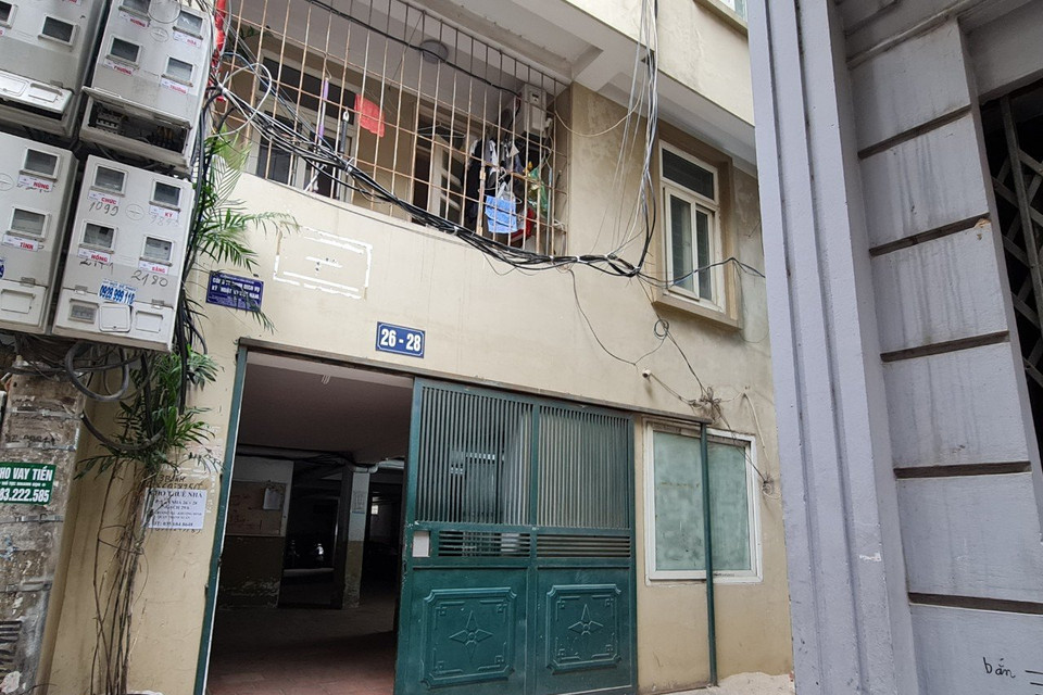 Những căn nhà này do chủ sở hữu tự đứng ra xây cao tầng trên diện tích đất tương đối nhỏ nhằm mục đích kinh doanh. Nhiều gia đình trẻ cũng lựa chọn thuê để ở, khi giá thuê khoảng vài triệu đồng/tháng. (Ảnh: Hoài Nam/Vietnam+)