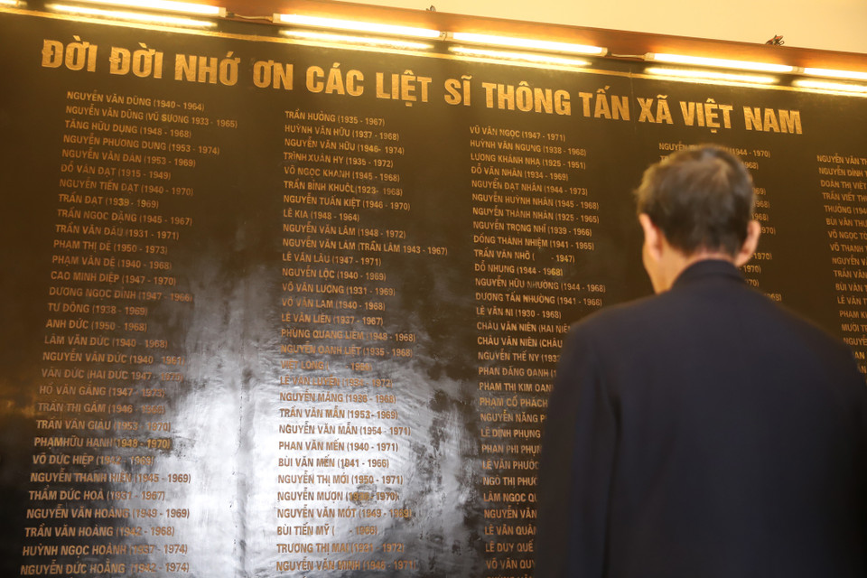 Chiến tranh đã lùi xa nhưng ký ức về những tháng ngày gian khổ giữ cho dòng chảy tin tức thông suốt mặc mưa bom bão đạn vẫn luôn in đậm trong tâm trí các phóng viên chiến trường của Thông tấn xã Việt Nam. (Ảnh: Hoài Nam/Vietnam+)