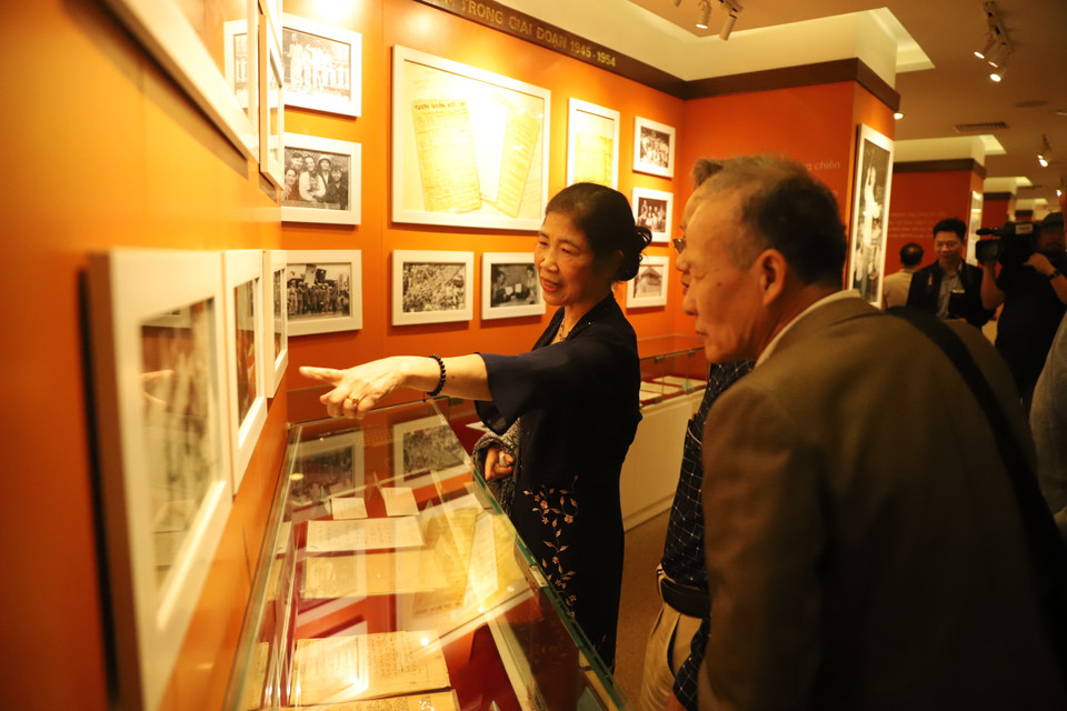 Ngày ấy, không chỉ học cách tác nghiệp, phóng viên GP10 còn phải học cách sinh tồn và chiến đấu bởi có bảo toàn tính mạng thì mới hoàn thành được nhiệm vụ. (Ảnh: Hoài Nam/Vietnam+)