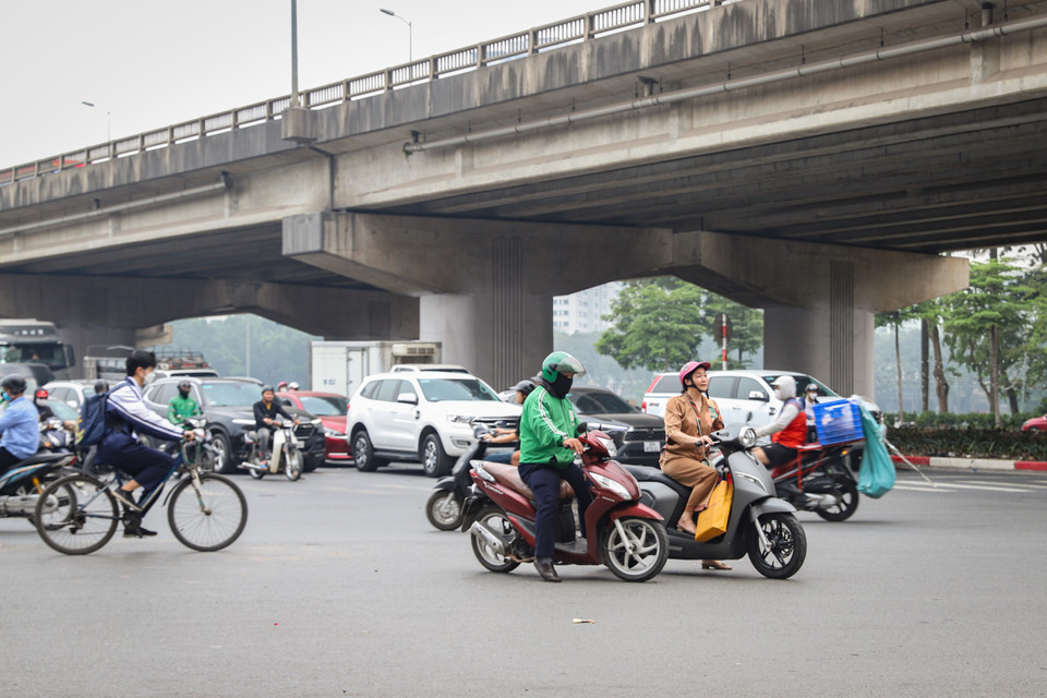Theo quy định, mọi hành vi vi phạm phải được phát hiện kịp thời, xử lý nghiêm minh. Thế nhưng khi hàng chục người cùng vượt đèn đỏ thì không lực lượng nào có thể ngăn chặn, xử lý xuể. (Ảnh: Hoài Nam/Vietnam+)