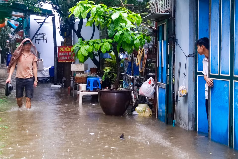 Nhiều khu vực ngập sâu 30-50cm nước, nhất là trong những con ngách đường thấp và cống bé không kịp thoát nước. (Ảnh: Hoài Nam/Vietnam+)
