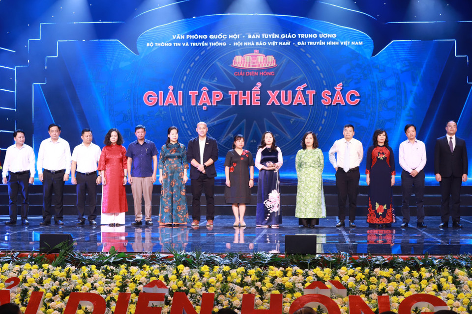 Trao Giải “Xuất sắc” cho 15 tập thể cơ quan báo chí tiêu biểu. (Ảnh: Hoài Nam/Vietnam+)