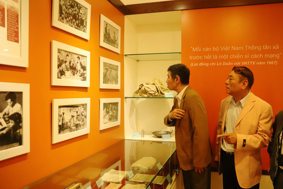 Đoàn GP10 thăm phòng truyền thống của Thông tấn xã Việt Nam, nơi lưu giữ những hình ảnh về thời giữ mạch tin thông suốt trong khói lửa chiến tranh. (Ảnh: Hoài Nam/Vietnam+)