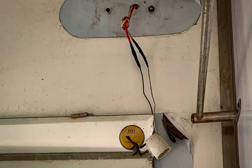 Hệ thống đèn chiếu sáng đã hỏng, bong tróc khỏi tường. (Ảnh: Hoài Nam/Vietnam+)