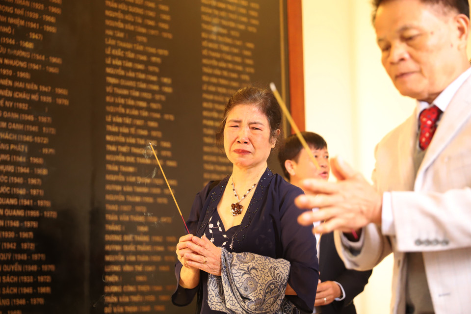 Có những tiếng cười trong buổi gặp mặt, đan xen là những xúc động khi nhớ về một thời oanh liệt đã qua. (Ảnh: Hoài Nam/Vietnam+)