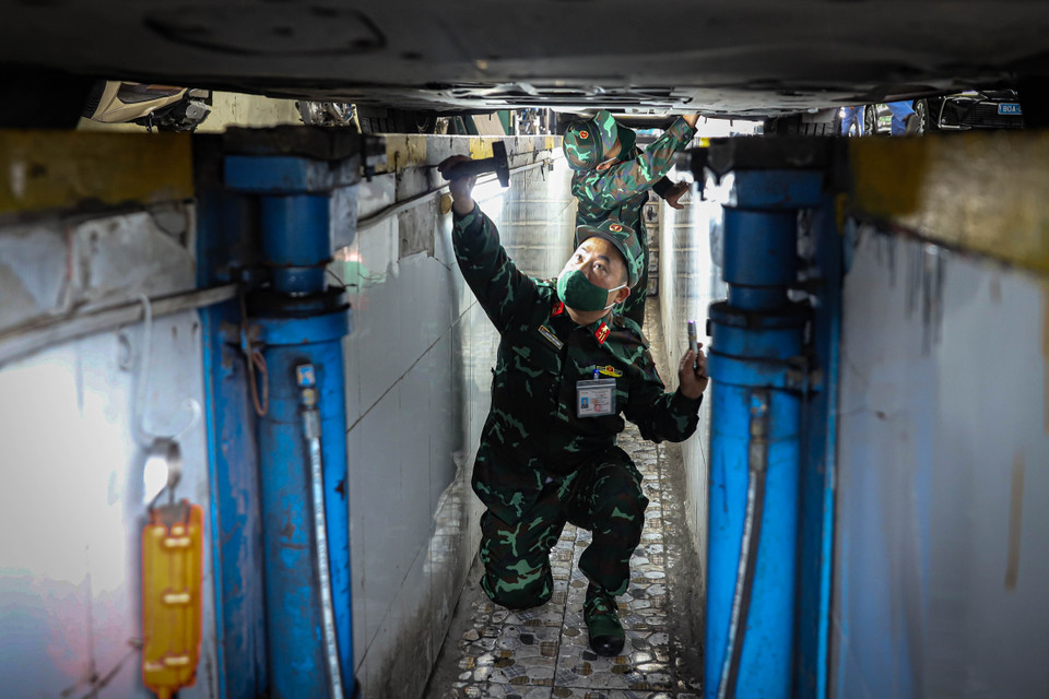 Cụ thể, 30 kiểm định viên chính thức đã được phân công về 14 trung tâm đăng kiểm (9 trung tâm ở Hà Nội, với 19 kiểm định viên và 5 trung tâm ở Thành phố Hồ Chí Minh, với 11 kiểm định viên) để thực hiện nhiệm vụ hỗ trợ công tác kiểm định xe cơ giới dân sự. (Ảnh: Hoài Nam/Vietnam+)