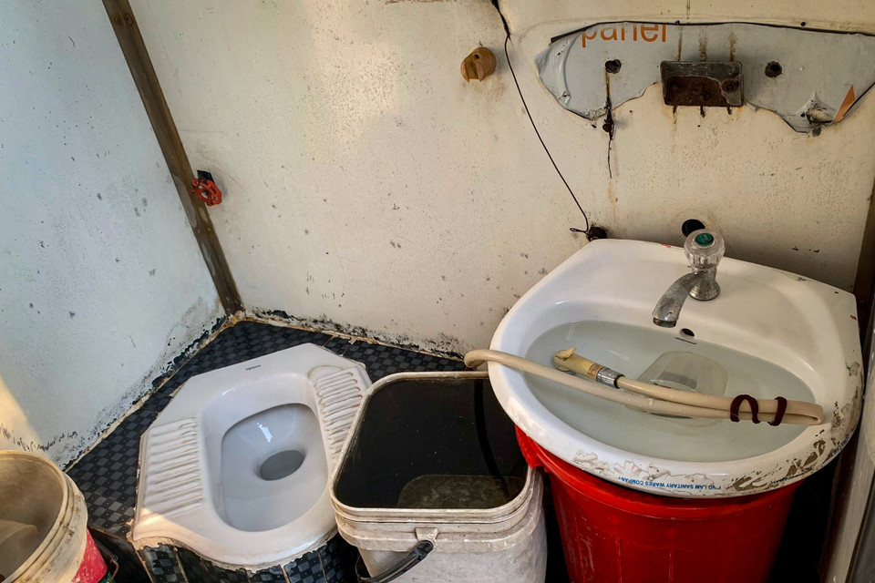 Hệ thống nước đã hỏng hóc, nhân viên phải chứa nước vào các thùng để sử dụng. (Ảnh: Hoài Nam/Vietnam+)