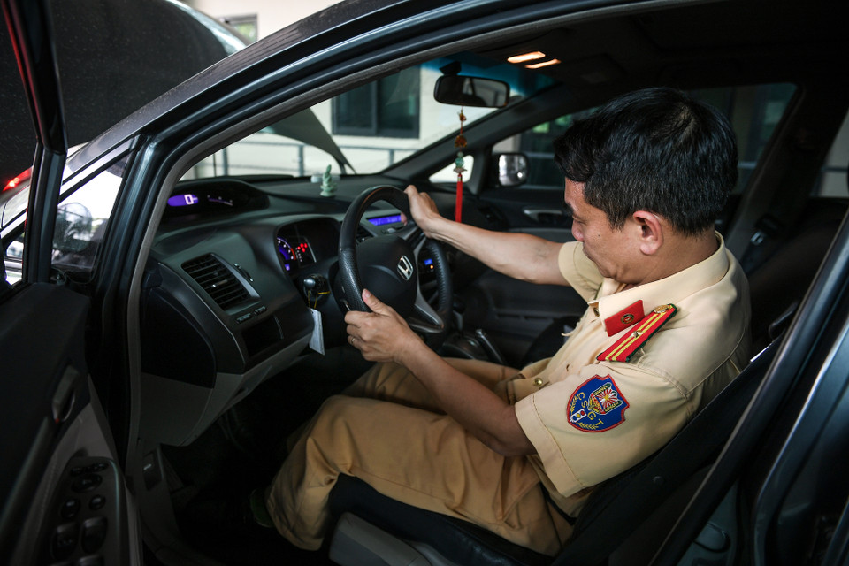 Lực lượng Cảnh sát giao thông đã được tập huấn, cấp thẻ đăng kiểm viên tập trung vào các hạng mục phù hợp trong 37 hạng mục đăng kiểm. (Ảnh: Hoài Nam/Vietnam+)