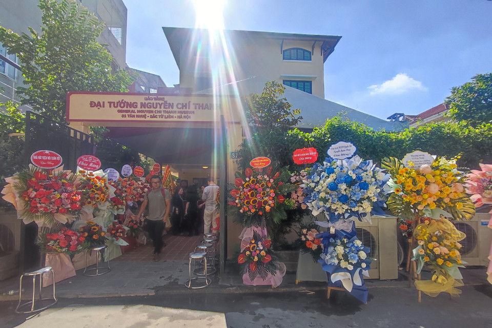 Bảo tàng Đại tướng Nguyễn Chí Thanh được các chuyên gia về lĩnh vực bảo tàng, lịch sử, mỹ thuật tư vấn, lập đề cương trưng bày. Thiết kế kiến trúc tòa nhà bảo tàng được lấy theo nguyên mẫu ngôi nhà số 34 Lý Nam Đế, từ những ký ức của các thành viên gia đình Đại tướng cùng nhiều kỷ niệm sâu sắc mà Đại tướng và gia đình đã ở từ năm 1958 đến 1986. (Ảnh: Hoài Nam/Vietnam+)