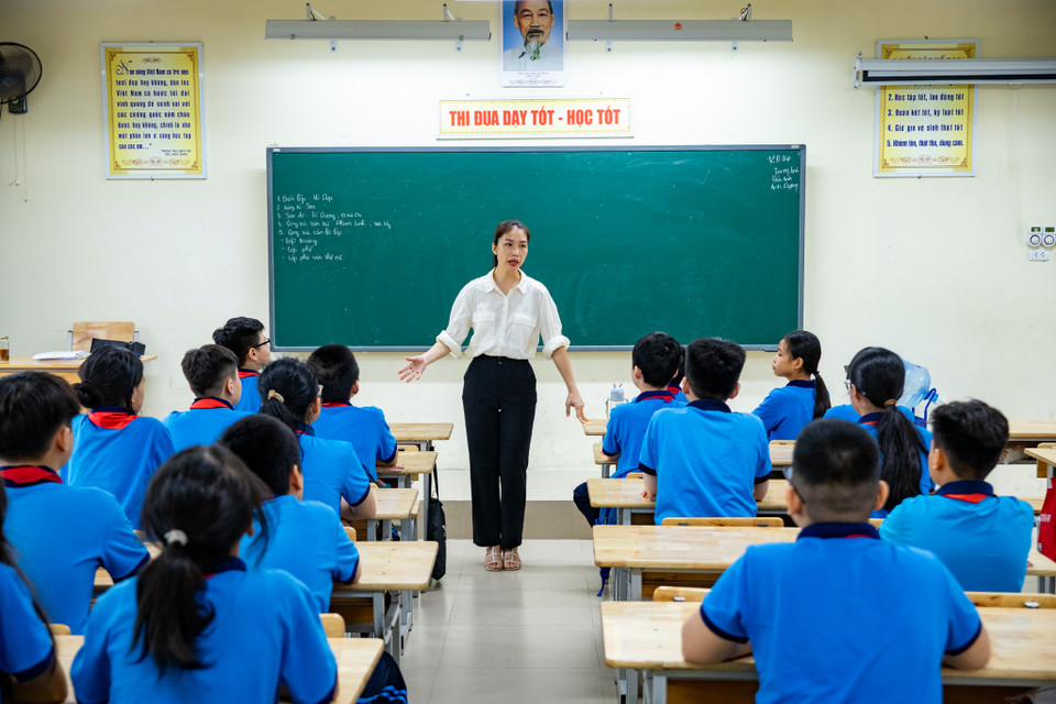 Giáo viên nhắc nhở học sinh về nội quy của nhà trường và của lớp. (Ảnh: Hoài Nam/Vietnam+)