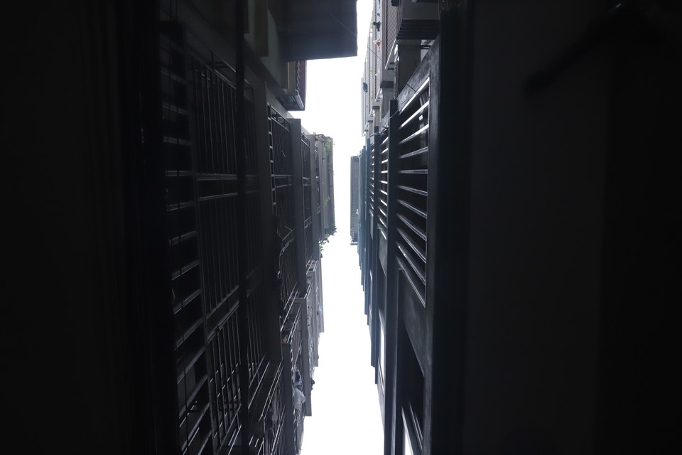 Những tòa chung cư cao tầng, nằm san sát nhau, không chỉ gây không khí ngột ngạt, mà còn gây khó khăn cho công tác chữa cháy nếu không may xảy ra hỏa hoạn. (Ảnh: Hoài Nam/Vietnam+)