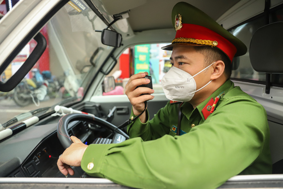 Cùng với việc ra quân, Ban chỉ đạo 197 của 4 phường sẽ đẩy mạnh công tác phát thanh, tuyên truyền nhằm nâng cao ý thức tự giác chấp hành nghiêm về giữ gìn trật tự an toàn giao thông, trật tự đô thị. (Ảnh: Hoài Nam/Vietnam+)