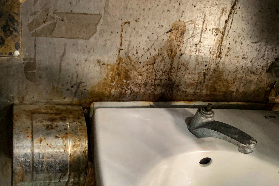 Vòi nước tại bồn rửa không còn sử dụng được, các hạng mục bằng kim loại đã hoen gỉ. (Ảnh: Hoài Nam/Vietnam+)