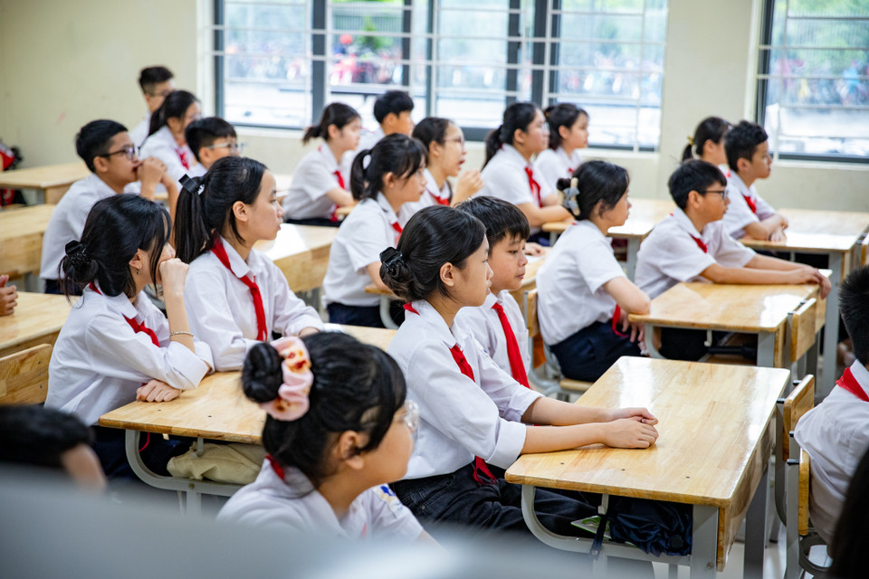 Một mùa tựu trường lại đến, các em học sinh chăm chú lắng nghe những lời dặn dò của thầy cô trước khi chính thức bước vào năm học mới. (Ảnh: Hoài Nam/Vietnam+)