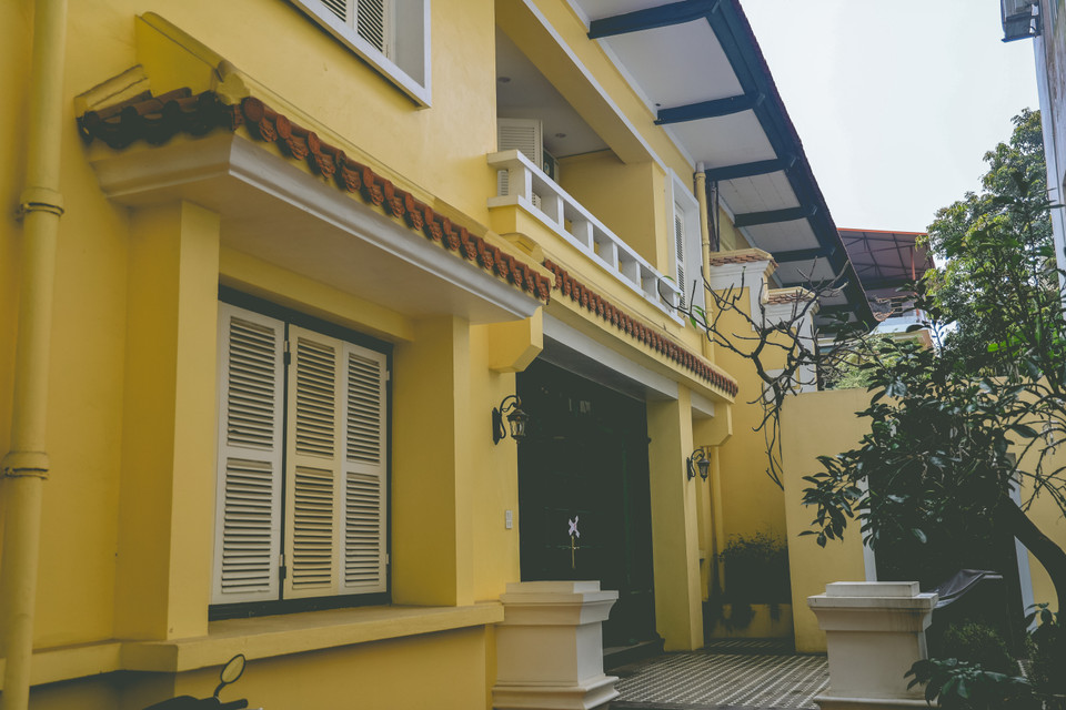 Kiến trúc Pháp ở Hà Nội có thể dễ dàng bắt gặp ở nhiều con phố Thủ đô với nhiều dáng vẻ, phong cách kiến trúc khác nhau. (Ảnh: Hoài Nam/Vietnam+)