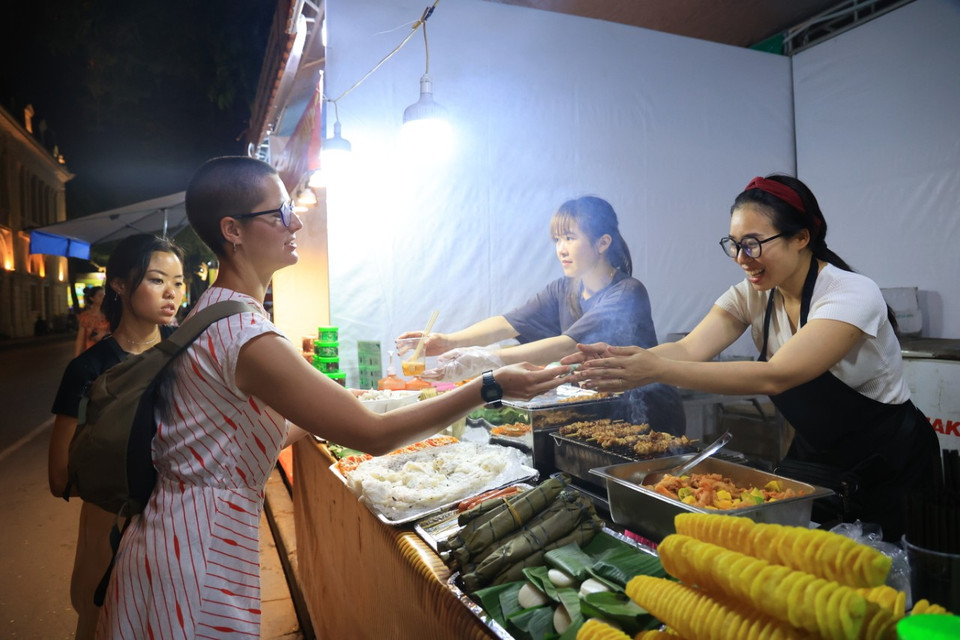 Đồng thời, lễ hội là nơi quy tụ những giá trị độc đáo, đặc sắc của làng nghề, ẩm thực Hà Nội và các địa phương. (Ảnh: Hoài Nam/Vietnam+)
