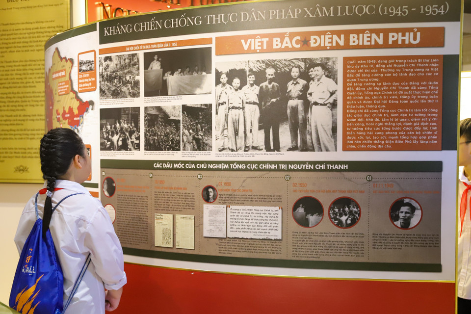 Hệ thống trưng bày giới thiệu hơn 300 ảnh, 220 hiện vật, hơn 150 tài liệu giấy, 23 pho tượng đồng gắn với những dấu mốc quan trọng trong quá trình hoạt động cách mạng của Đại tướng Nguyễn Chí Thanh. (Ảnh: Hoài Nam/Vietnam+)