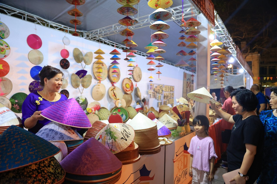 Lễ hội du lịch Hà Nội 2023 là dịp đẩy mạnh các hoạt động giao lưu, tôn vinh và kết nối các di sản, phát triển các sản phẩm du lịch hướng tới du khách, thông qua đó thu hút khách du lịch trong nước và quốc tế đến với Thủ đô Hà Nội và các địa phương liên kết. (Ảnh: Hoài Nam/Vietnam+)