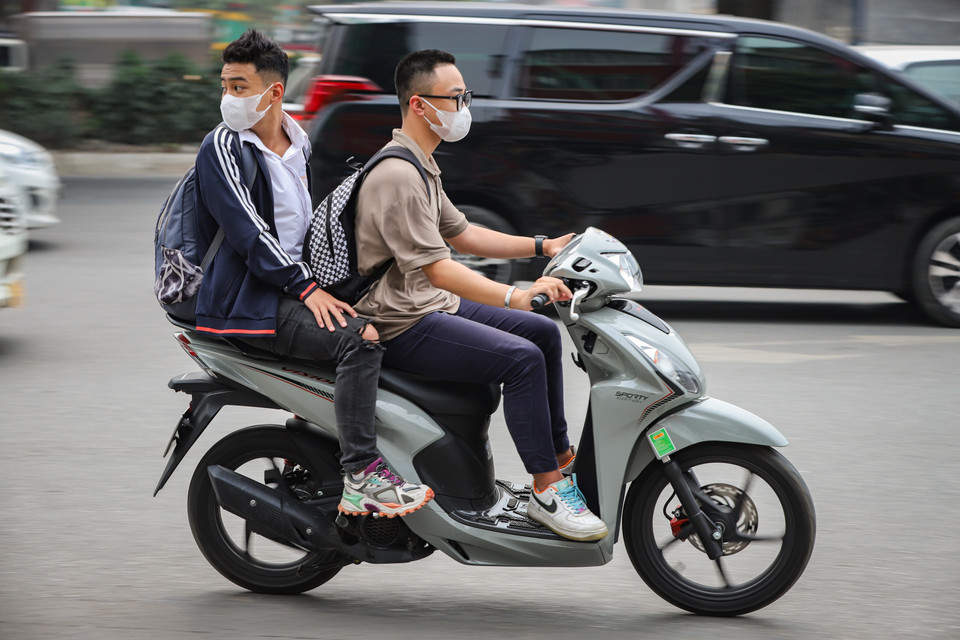 Nhiều trường hợp còn đang là học sinh, chưa đủ tuổi sử dụng xe máy nhưng vẫn điều khiển phương tiện tham gia giao thông, thậm chí còn không đội mũ bảo hiểm và đi với tốc độ nhanh. (Ảnh: Hoài Nam/Vietnam+)