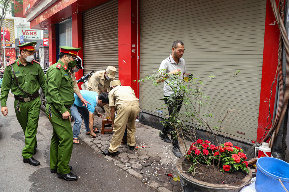 Công an Quận Đống Đa cho biết trên địa bàn có các tuyến phố là khu vực giáp ranh địa giới hành chính của 2 hoặc 3 phường nên rất khó quản lý nếu không có sự nhất quán giữa các phường. (Ảnh: Hoài Nam/Vietnam+)