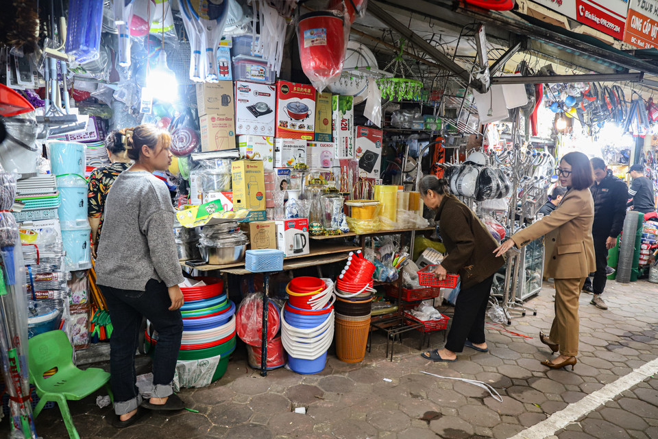 Thời gian tới, lực lượng chức năng quận Đống Đa sẽ tiếp tục tăng cường công tác kiểm tra, kiểm soát, phân công lực lượng quản lý sau khi kiểm tra, xử lý các vi phạm không để phát sinh, tái vi phạm. (Ảnh: Hoài Nam/Vietnam+)