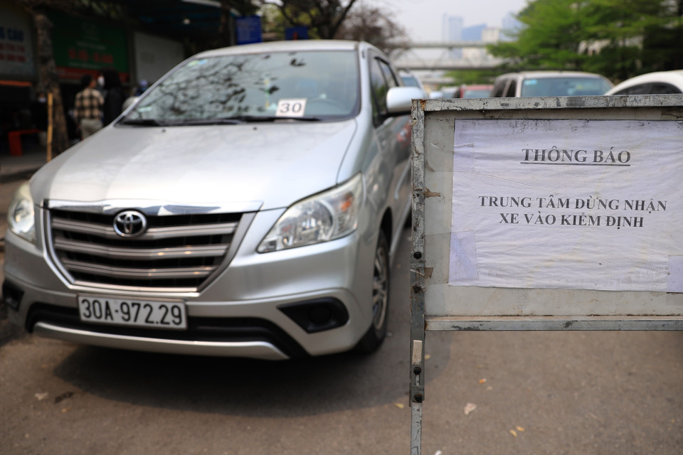 Như vậy, sau thời gian tạm lắng, tình trạng các phương tiện xếp hàng dài trước các trung tâm đăng kiểm để chờ tới lượt làm thủ tục kiểm định lại tái diễn. (Ảnh: Hoài Nam/Vietnam+)