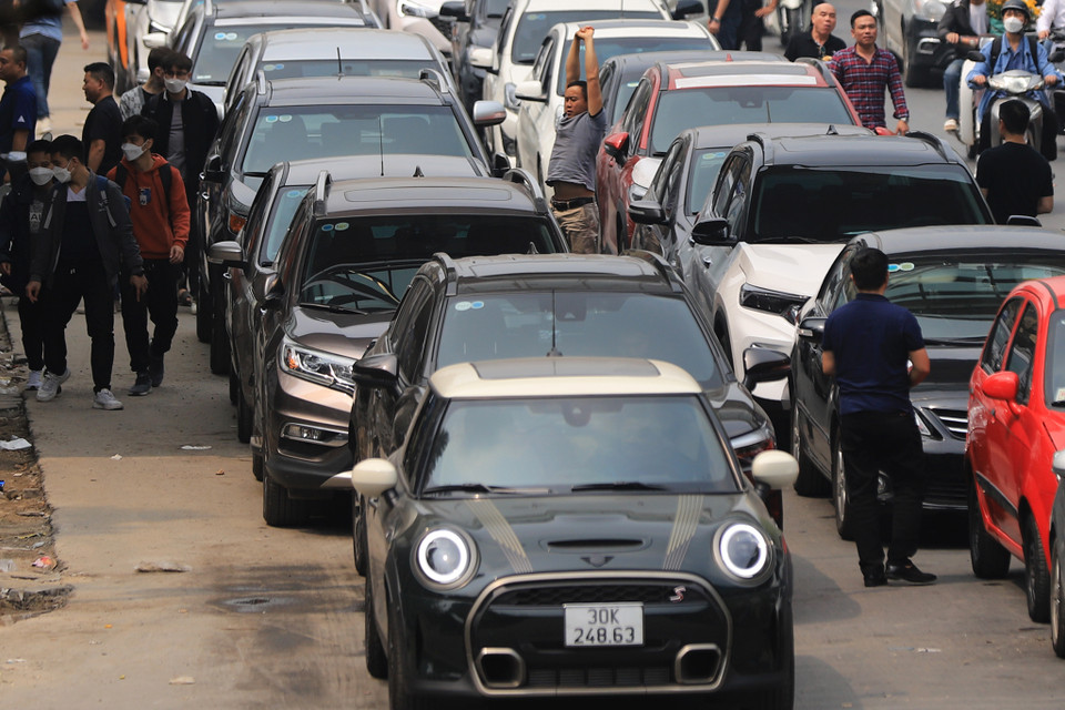 Theo một số chủ xe, thậm chí có nhiều xe đã xếp hàng từ tối hôm trước để kịp vào làm đăng kiểm sáng hôm sau, còn những người sáng nay xếp hàng thì phải đợi chiều mới đến lượt. (Ảnh: Hoài Nam/Vietnam+)