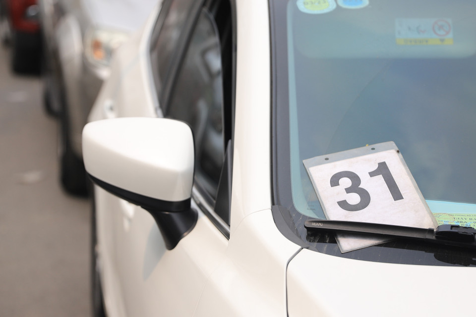 Vì vậy, một số phương tiện đã nhận được số thứ tự từ buổi sáng nhưng vẫn trong hàng chờ cho ca làm việc buổi chiều mới tới lượt. (Ảnh: Hoài Nam/Vietnam+) 