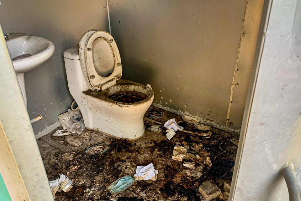 Cảnh tượng vô cùng ám ảnh tại một nhà vệ sinh công cộng trên địa bàn Thủ đô. (Ảnh: Hoài Nam/Vietnam+)