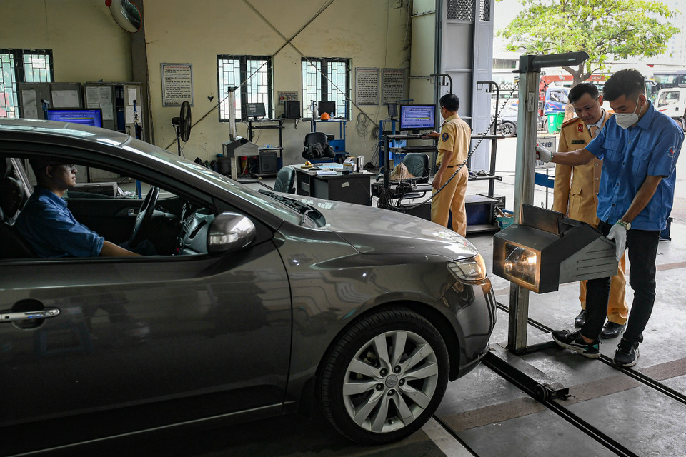 CSGT hỗ trợ công tác đăng kiểm tại Hà Nội sẽ thực hiện các bước đăng kiểm xe cơ giới với khối dân sự. (Ảnh: Hoài Nam/Vietnam+)