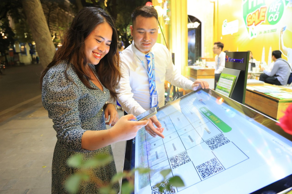 Theo đó, các du khách có thể khám phá các danh lam thắng cảnh, những điểm đến du lịch hấp dẫn tại các quầy cung cấp sản phẩm du lịch. (Ảnh: Hoài Nam/Vietnam+)