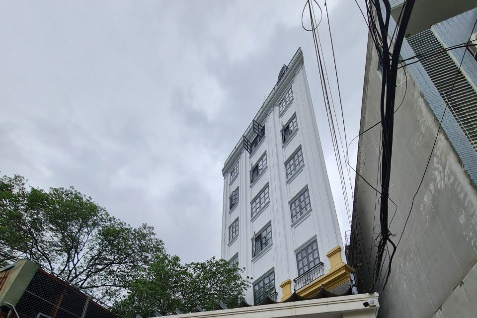 Cách đó không xa, chung cư mini 7 tầng được cho thuê tại ngách 78 ngõ 29 Khương Hạ. Để vào được căn nhà này, chúng tôi phải đi qua ngõ hẹp, với chiều rộng đường trước cửa khoảng 3m. (Ảnh: Hoài Nam/Vietnam+)