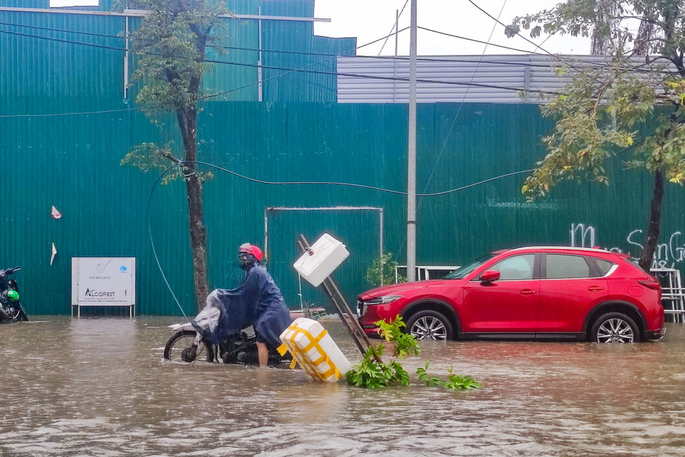 Theo Trung tâm Dự báo khí tượng thủy văn quốc gia, trong 3 giờ tới, khu vực nội thành Hà Nội và các vùng lân cận vẫn tiếp tục có mưa vừa đến mưa to, lượng mưa phổ biến trong khoảng 60-80mm, có nơi trên 100mm. (Ảnh: Hoài Nam/Vietnam+)