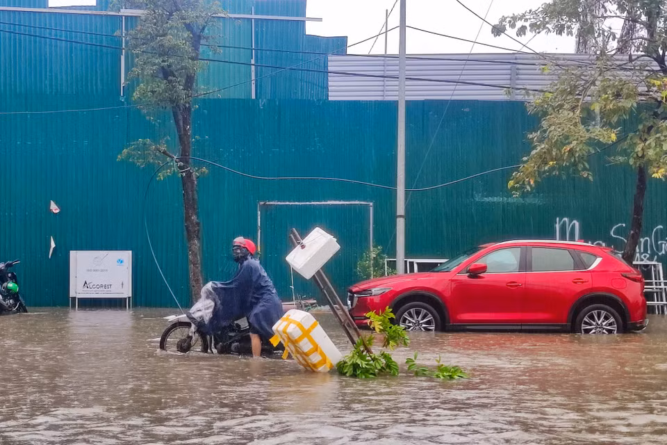 Theo Trung tâm Dự báo khí tượng thủy văn quốc gia, trong 3 giờ tới, khu vực nội thành Hà Nội và các vùng lân cận vẫn tiếp tục có mưa vừa đến mưa to, lượng mưa phổ biến trong khoảng 60-80mm, có nơi trên 100mm. (Ảnh: Hoài Nam/Vietnam+)