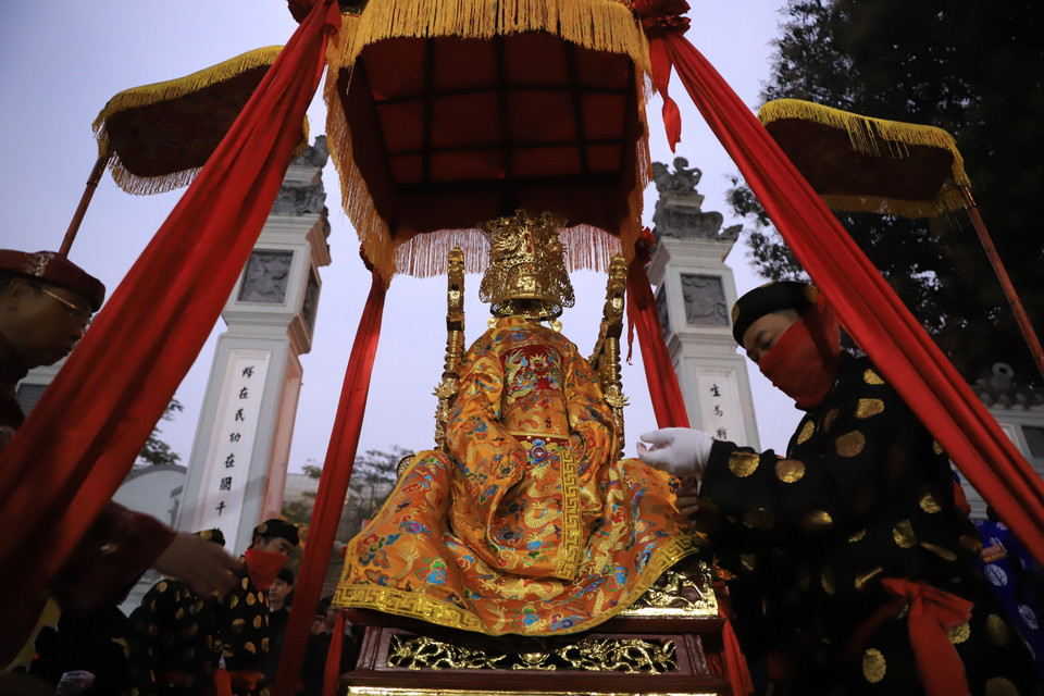 Đoàn rước của các làng về cơ bản giống nhau, riêng đoàn rước của làng Quan Nhân có hai kiệu long đình, hai kiệu bát cống do đình Quan Nhân thờ hai vị Thành hoàng: Đức thánh Ông và Đức thánh Bà. (Ảnh: Hoài Nam/Vietnam+)