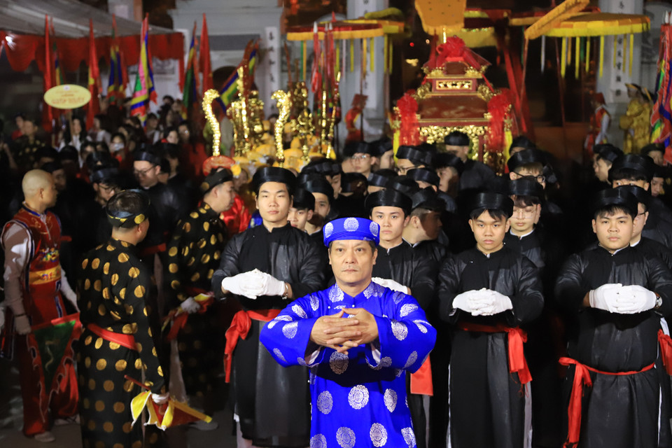 Làng Cự Chính do 2 làng nhập lại nên có 2 ông Khởi chỉ; làng Quan nhân có kiệu ông, kiệu bà nên có ông Khởi chỉ và bà Khởi chỉ), ông bà Tổng cờ, đội tế, đội múa bài bông, đội rước kiệu…, là những người khỏe mạnh, gia đình không vướng tang để tập luyện thuần thục trước khi vào lễ. (Ảnh: Hoài Nam/Vietnam+)