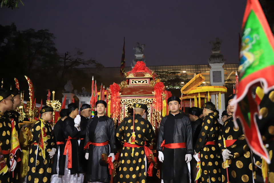 Về đến đình làng đăng cai, Ban điều hành của làng cử người hướng dẫn các làng anh em bầy nghi trượng vào vị trí quy định, nghỉ ngơi trầu nước để chuẩn bị tế lễ. (Ảnh: Hoài Nam/Vietnam+)