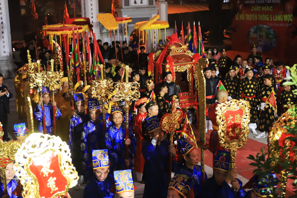 Tương truyền, ngày xưa, do thiên tai, nhân dân trong vùng đói kém, người chết đầy đường, bệnh dịch tràn lan, làng Phùng Khoang được vua cho nấu cháo, cơm nắm để phát cho dân chúng. Một cậu bé khi nhận được một nắm cơm đã chia cho 4 cậu bé khác cùng ăn. 5 người kết nghĩa anh em, sau này lớn lên, 5 người lập nghiệp ở vùng này, tạo dựng thành những làng trù phú, chính là 5 làng Mọc sau này. (Ảnh: Hoài Nam/Vietnam+)