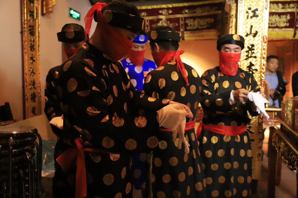 Kỳ hội tổ chức rước vào ngày 12 thì ngày 11 các làng sẽ tổ chức lễ tế cáo và chuẩn bị cho đoàn rước kiệu vào ngày 12. Các giai nhan rước kiệu phải đảm bảo sạch sẽ và thanh tịnh nhất trước khi khênh kiệu (Ảnh: Hoài Nam/Vietnam+)