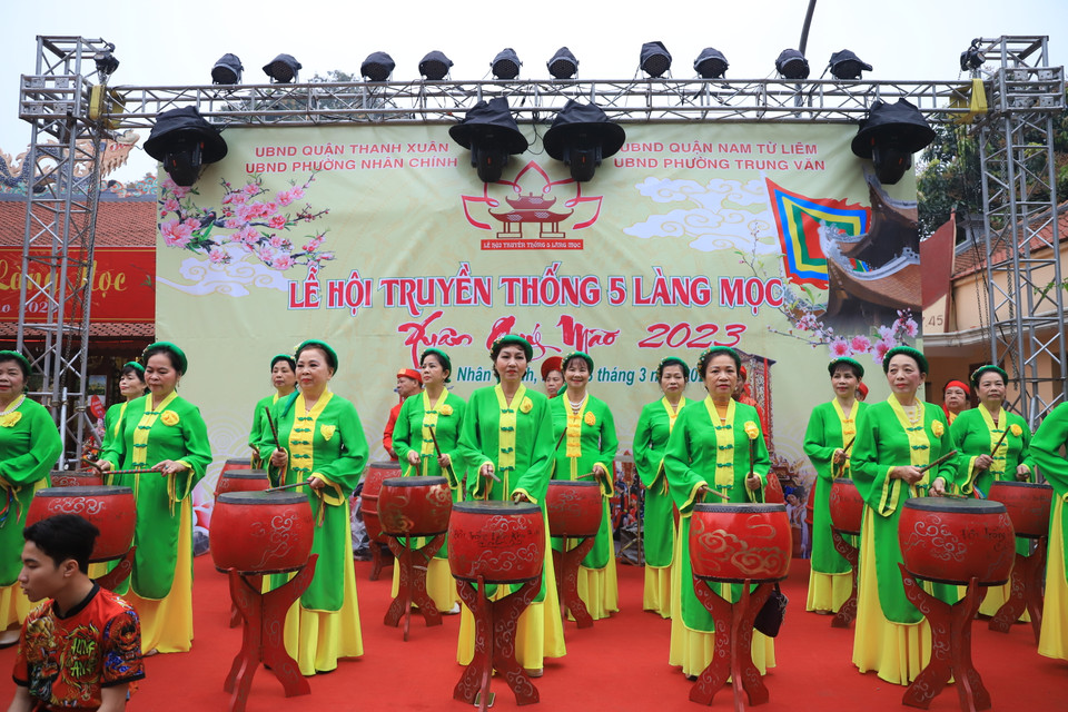 Đoàn trống nữ biểu diễn tại lễ hội. (Ảnh: Hoài Nam/Vietnam+)