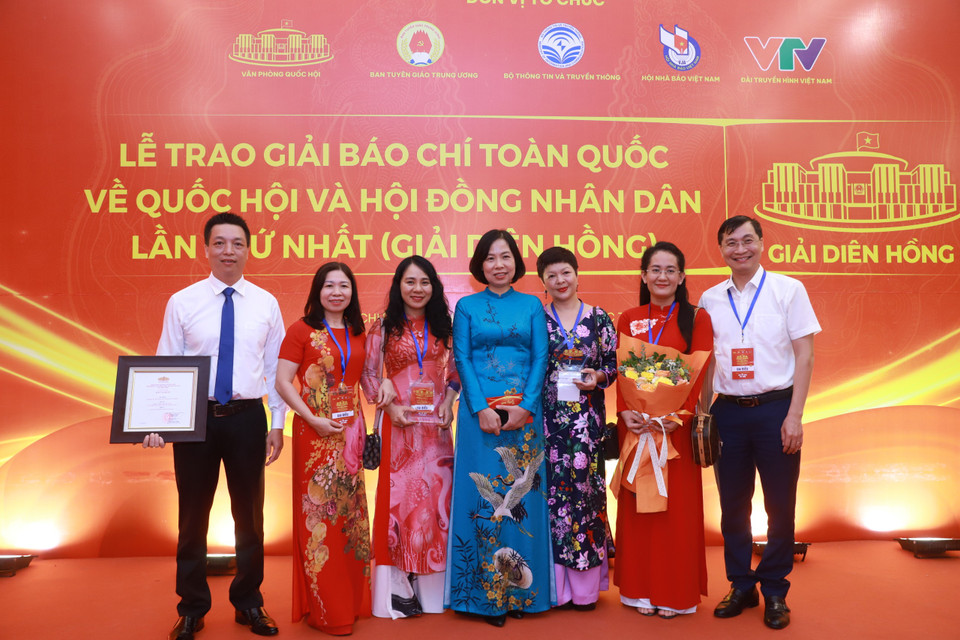 Tổng Giám đốc TTXVN Vũ Việt Trang chụp ảnh lưu niệm cùng nhóm tác giả đạt giải của Báo Điện tử VietnamPlus. (Ảnh: Hoài Nam/Vietnam+)