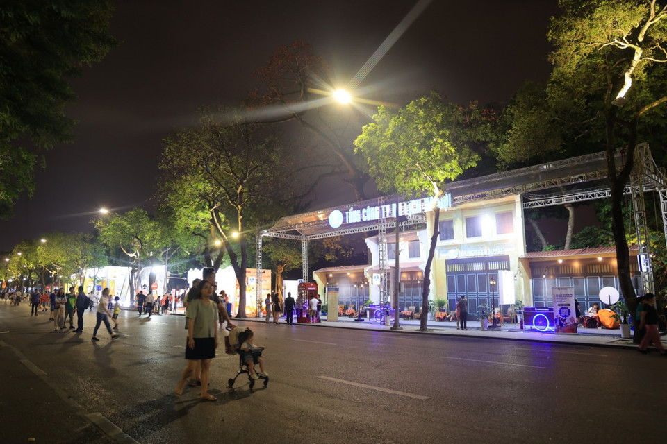 Lễ hội được chia làm các khu: Khu gian hàng kích cầu du lịch Hà Nội và một số tỉnh, thành phố; khu giới thiệu và trải nghiệm du lịch tại phố Đinh Tiên Hoàng, khu giới thiệu du lịch làng nghề, làng cổ Hà Nội. (Ảnh: Hoài Nam/Vietnam+)