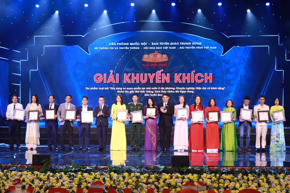 Ông Nguyễn Đắc Vinh, Ủy viên Trung ương Đảng, Chủ nhiệm Ủy ban Văn hóa, Giáo dục của Quốc hội và ông Lê Quốc Minh, Ủy viên Trung ương Đảng, Phó Trưởng ban Tuyên giáo Trung ương, Chủ tịch Hội Nhà báo Việt Nam trao Giải Khuyến khích cho các nhóm tác giả đoạt giải. (Ảnh: Hoài Nam/Vietnam+)