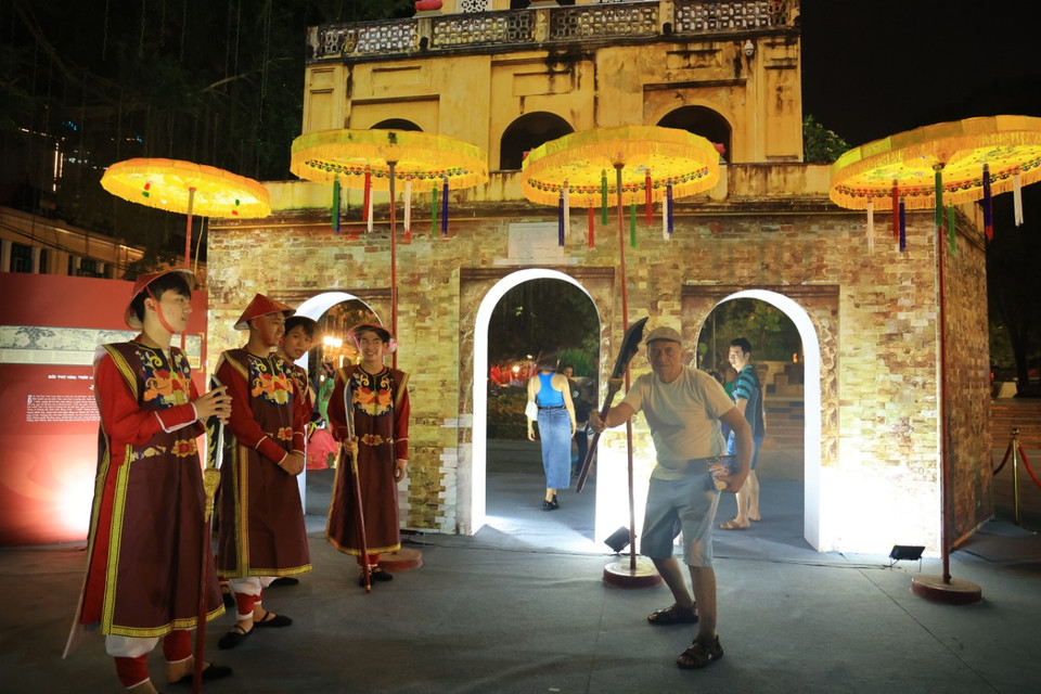 Bên cạnh đó, sẽ có những không gian được tái hiện lại nét đẹp xưa của Thủ đô, mang đến những trải nghiệm thú vị và vun đắp thêm tình yêu nồng nàn cho nét văn hóa Hà Nội. (Ảnh: Hoài Nam/Vietnam+)