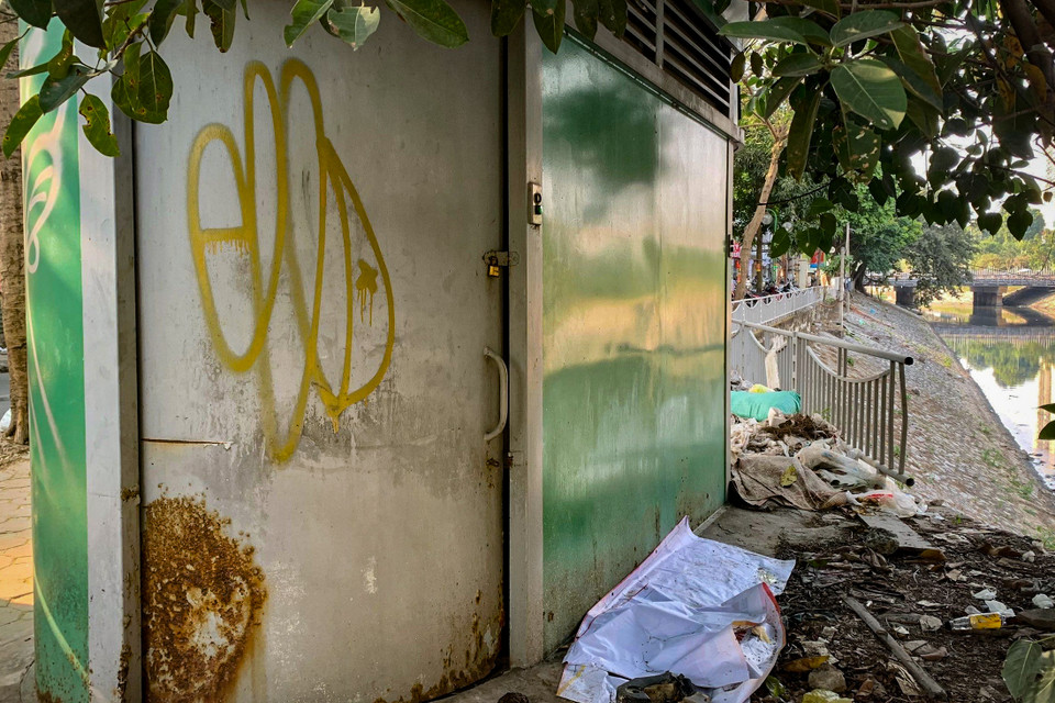 Thậm chí có những nơi đã đóng cửa ngừng hoạt động và trở thành điểm vứt rác của người dân. (Ảnh: Hoài Nam/Vietnam+)