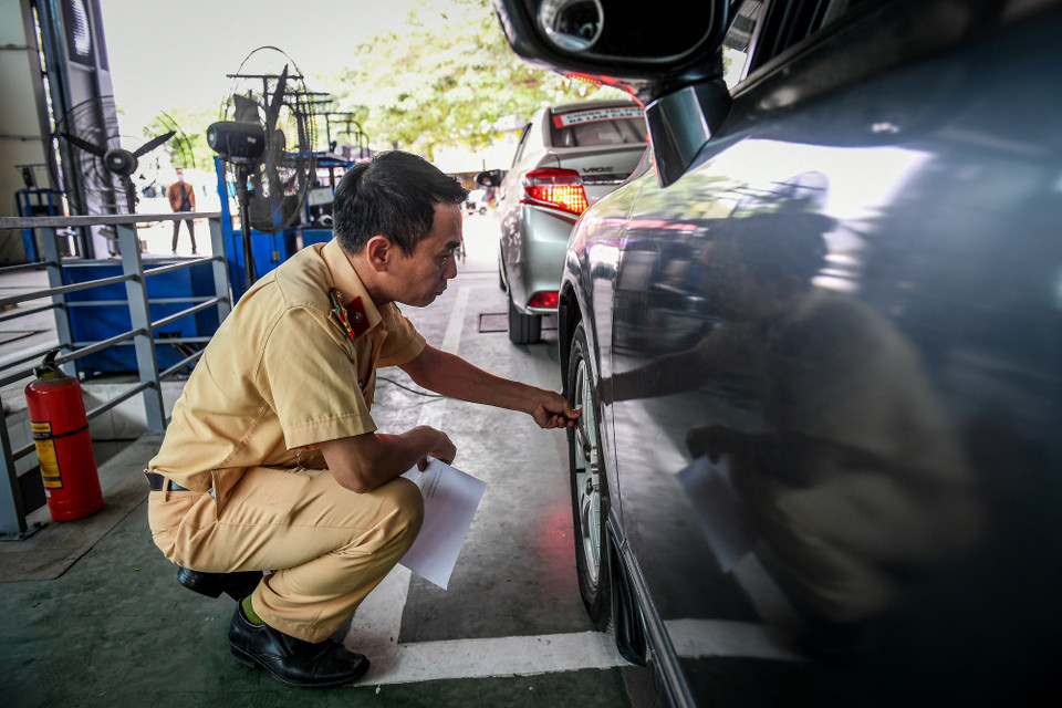50 cán bộ kiểm định của lực lượng CSGT tăng cường cho công tác đăng kiểm đã bắt tay vào công việc hỗ trợ các trung tâm đăng kiểm. Trong đó, 30 cán bộ CSGT được tăng cường cho 10 trung tâm tại Hà Nội và 20 người cho 9 trung tâm ở Thành phố Hồ Chí Minh. (Ảnh: Hoài Nam/Vietnam+)