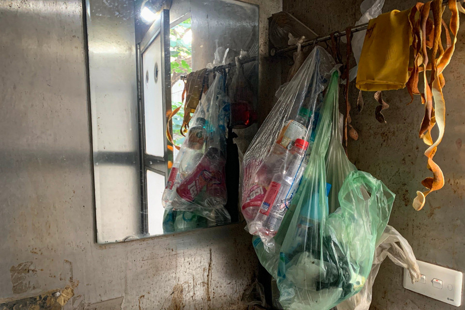 Chai lọ, túi bóng, phế liệu được treo đầy trong nhà vệ sinh. (Ảnh: Hoài Nam/Vietnam+)